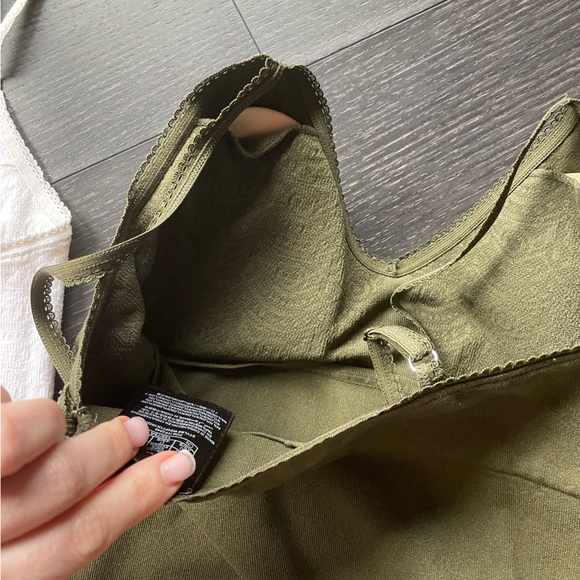 ⭐️3/$50 Lot of 2 XS/S Seamless Guess Tanks Built in Bra - Picture 12 of 14